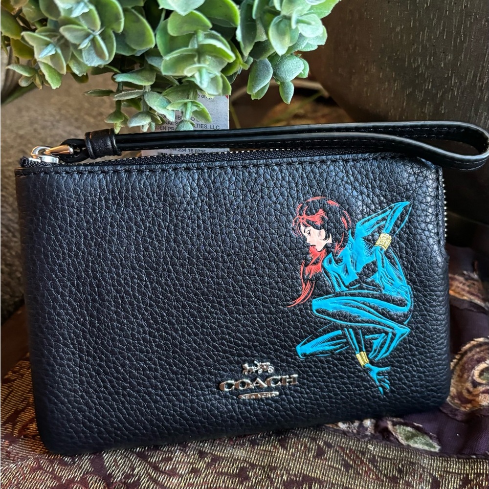 Limited Edition🔥Authentic COACH pebbled leather zip top wristlet "black widow "